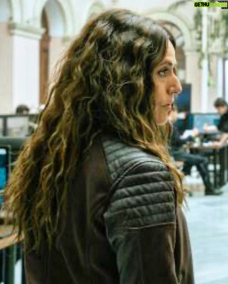 Itziar Ituño - 141.5K Likes - Raquel Murillo pertonaia barriro be gorpuztea une batez pozgarria izan da. Gehiagoko gogoekaz gelditu naz, halan da be! Ia zer dakarren bizitzak.
@lacasadepapel
@netflixes
Encarnar de nuevo el personaje de Raquel Murilo por un momento ha sido una alegría. Me quedo con ganas de más! A ver que trae la vida.