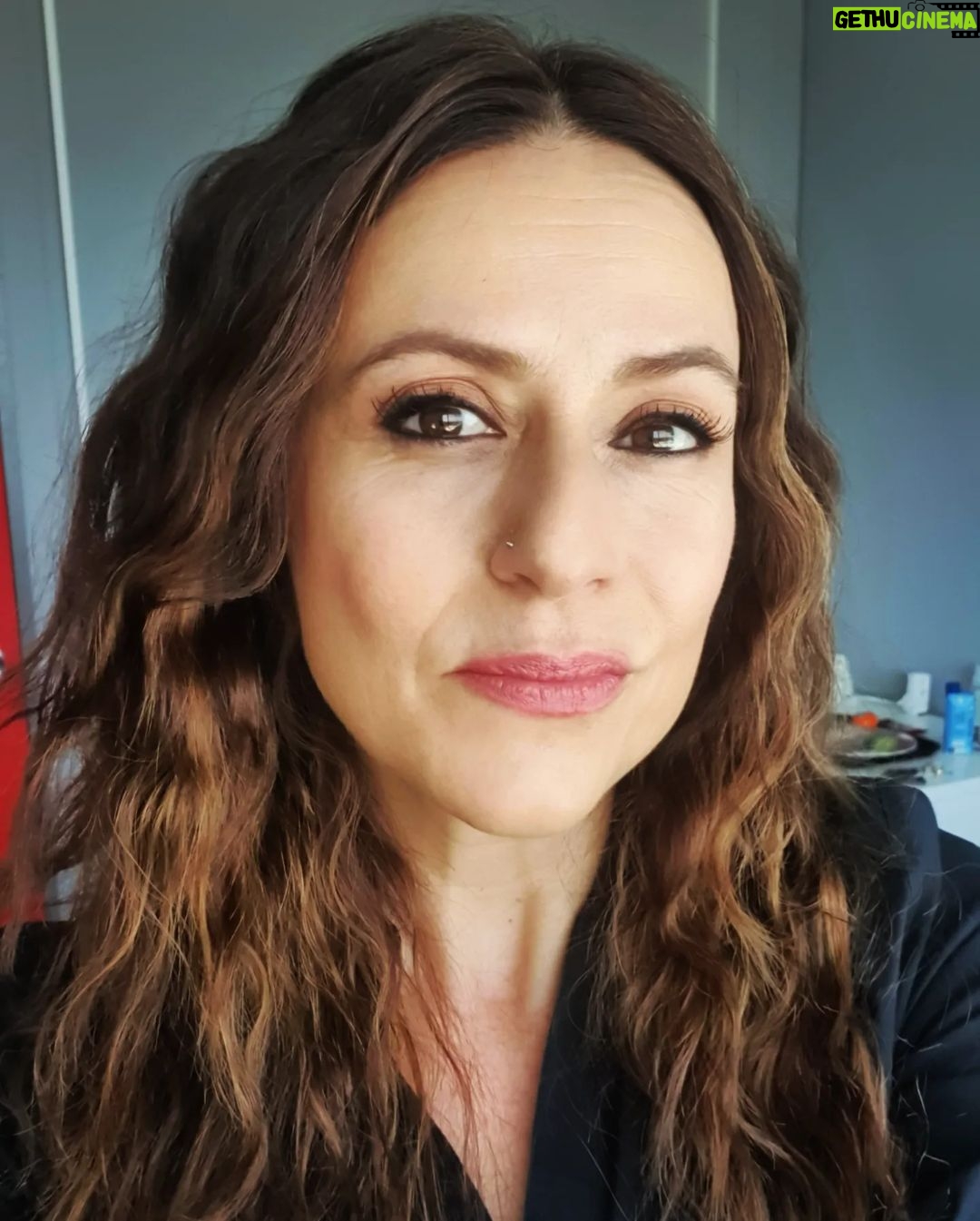 Itziar Ituño - 141.5K Likes - Raquel Murillo pertonaia barriro be gorpuztea une batez pozgarria izan da. Gehiagoko gogoekaz gelditu naz, halan da be! Ia zer dakarren bizitzak.
@lacasadepapel
@netflixes
Encarnar de nuevo el personaje de Raquel Murilo por un momento ha sido una alegría. Me quedo con ganas de más! A ver que trae la vida.