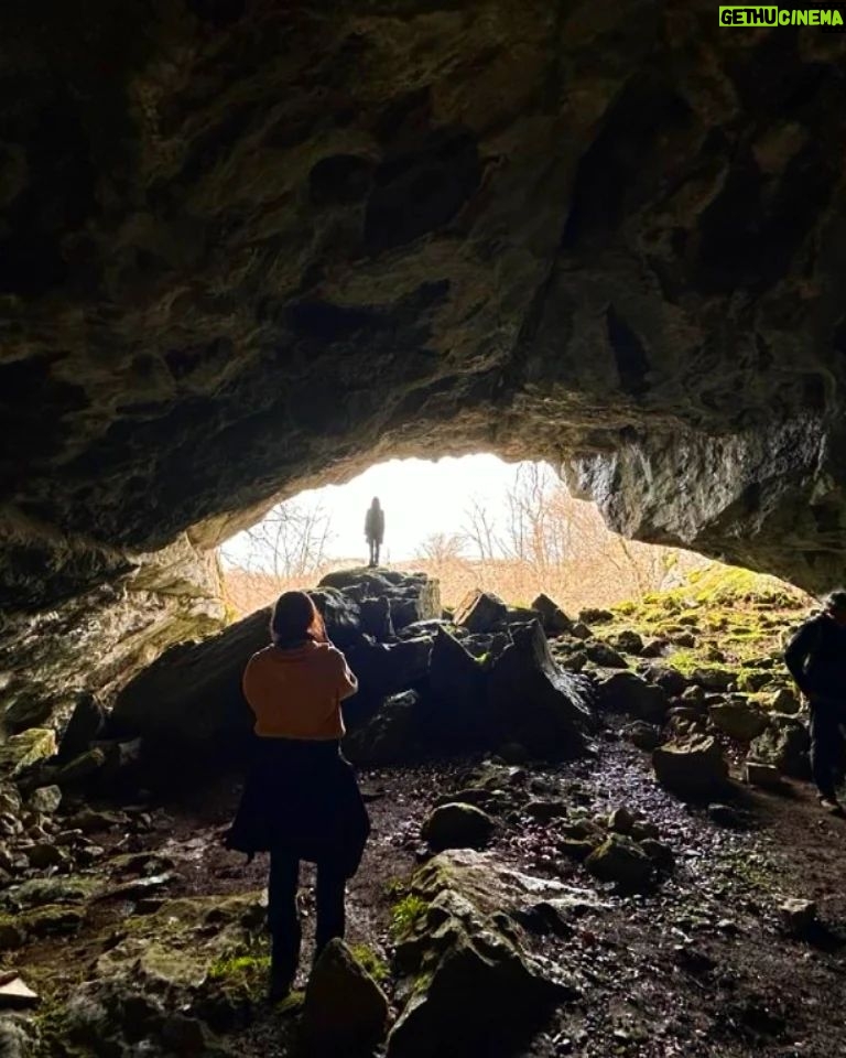 Itziar Ituño Instagram - "Irrifar laranja bat margotu diogu eguzkiari Goizero egin dezagun are koloretxuago argi Esnatu dezan bihotz barrutan lo dugun bizipoz hori Irrifar laranja bat margotu diogu eguzkiari Irrifar iheskor bat margotu diogu hego haizeari Sekulan ez da berriz izango berri beltzen mandatari Kantu zaharren doinuban orain firi- firi txistu dagi Irrifar iheskor bat margotu diogu hego haizeari Irrifar potolo bat margotu diogu laino beltzari Orain euria milaka tatta koloretsutan du ari Zipristin eta bizia emanaz gure herri zuri-beltzari Irrifar potolo bat margotu diogu laino beltzari Irrifar argitxu bat margotu diogu ilargiari Orain ilbeheratan zilarrezko irrifar fin-fina dagi Zerutik jeikita ibiltzen da ametsgaiztoen ehiztari Irrifar argitxu bat margotu diogu ilargiari Irrifar txikitxo bat margotuko diot nere buruari Eguzki, ilargi, hegohaize mundu zahar eta euri Denak keinuka ari baitira irri egiten dunari Irrifar txikitxo bat margotuko diot nere buruari Irrifar erraldoi bat margotu diogu mundu zaharrari Bere buruari biran doan nahigabeko bidaiari Munduko herri guztitan irri zati bat geratu bedi Irrifar erraldoi bat margotu diogu mundu zaharrari" MADDI OIHENART 📸 Yolanda Lapeña Navarro @yoli0772