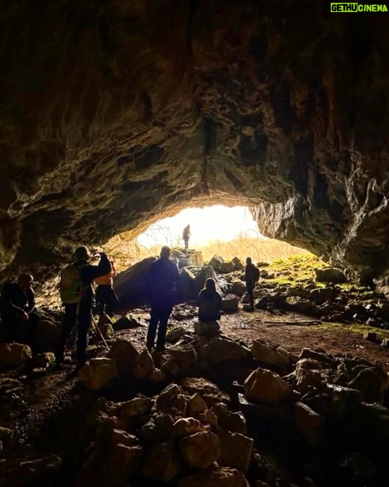 Itziar Ituño Instagram - "Irrifar laranja bat margotu diogu eguzkiari Goizero egin dezagun are koloretxuago argi Esnatu dezan bihotz barrutan lo dugun bizipoz hori Irrifar laranja bat margotu diogu eguzkiari Irrifar iheskor bat margotu diogu hego haizeari Sekulan ez da berriz izango berri beltzen mandatari Kantu zaharren doinuban orain firi- firi txistu dagi Irrifar iheskor bat margotu diogu hego haizeari Irrifar potolo bat margotu diogu laino beltzari Orain euria milaka tatta koloretsutan du ari Zipristin eta bizia emanaz gure herri zuri-beltzari Irrifar potolo bat margotu diogu laino beltzari Irrifar argitxu bat margotu diogu ilargiari Orain ilbeheratan zilarrezko irrifar fin-fina dagi Zerutik jeikita ibiltzen da ametsgaiztoen ehiztari Irrifar argitxu bat margotu diogu ilargiari Irrifar txikitxo bat margotuko diot nere buruari Eguzki, ilargi, hegohaize mundu zahar eta euri Denak keinuka ari baitira irri egiten dunari Irrifar txikitxo bat margotuko diot nere buruari Irrifar erraldoi bat margotu diogu mundu zaharrari Bere buruari biran doan nahigabeko bidaiari Munduko herri guztitan irri zati bat geratu bedi Irrifar erraldoi bat margotu diogu mundu zaharrari" MADDI OIHENART 📸 Yolanda Lapeña Navarro @yoli0772