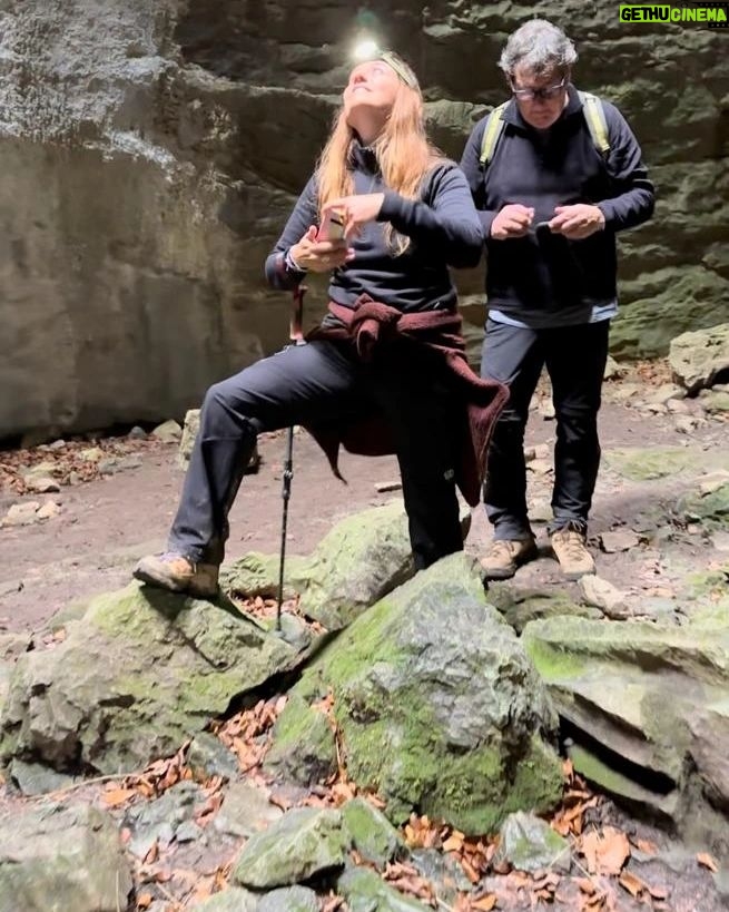 Itziar Ituño Instagram - "Irrifar laranja bat margotu diogu eguzkiari Goizero egin dezagun are koloretxuago argi Esnatu dezan bihotz barrutan lo dugun bizipoz hori Irrifar laranja bat margotu diogu eguzkiari Irrifar iheskor bat margotu diogu hego haizeari Sekulan ez da berriz izango berri beltzen mandatari Kantu zaharren doinuban orain firi- firi txistu dagi Irrifar iheskor bat margotu diogu hego haizeari Irrifar potolo bat margotu diogu laino beltzari Orain euria milaka tatta koloretsutan du ari Zipristin eta bizia emanaz gure herri zuri-beltzari Irrifar potolo bat margotu diogu laino beltzari Irrifar argitxu bat margotu diogu ilargiari Orain ilbeheratan zilarrezko irrifar fin-fina dagi Zerutik jeikita ibiltzen da ametsgaiztoen ehiztari Irrifar argitxu bat margotu diogu ilargiari Irrifar txikitxo bat margotuko diot nere buruari Eguzki, ilargi, hegohaize mundu zahar eta euri Denak keinuka ari baitira irri egiten dunari Irrifar txikitxo bat margotuko diot nere buruari Irrifar erraldoi bat margotu diogu mundu zaharrari Bere buruari biran doan nahigabeko bidaiari Munduko herri guztitan irri zati bat geratu bedi Irrifar erraldoi bat margotu diogu mundu zaharrari" MADDI OIHENART 📸 Yolanda Lapeña Navarro @yoli0772