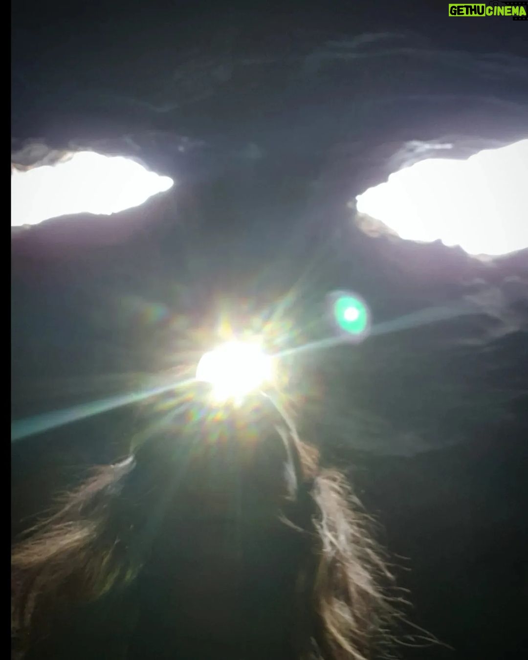 Itziar Ituño Instagram - "Irrifar laranja bat margotu diogu eguzkiari Goizero egin dezagun are koloretxuago argi Esnatu dezan bihotz barrutan lo dugun bizipoz hori Irrifar laranja bat margotu diogu eguzkiari Irrifar iheskor bat margotu diogu hego haizeari Sekulan ez da berriz izango berri beltzen mandatari Kantu zaharren doinuban orain firi- firi txistu dagi Irrifar iheskor bat margotu diogu hego haizeari Irrifar potolo bat margotu diogu laino beltzari Orain euria milaka tatta koloretsutan du ari Zipristin eta bizia emanaz gure herri zuri-beltzari Irrifar potolo bat margotu diogu laino beltzari Irrifar argitxu bat margotu diogu ilargiari Orain ilbeheratan zilarrezko irrifar fin-fina dagi Zerutik jeikita ibiltzen da ametsgaiztoen ehiztari Irrifar argitxu bat margotu diogu ilargiari Irrifar txikitxo bat margotuko diot nere buruari Eguzki, ilargi, hegohaize mundu zahar eta euri Denak keinuka ari baitira irri egiten dunari Irrifar txikitxo bat margotuko diot nere buruari Irrifar erraldoi bat margotu diogu mundu zaharrari Bere buruari biran doan nahigabeko bidaiari Munduko herri guztitan irri zati bat geratu bedi Irrifar erraldoi bat margotu diogu mundu zaharrari" MADDI OIHENART 📸 Yolanda Lapeña Navarro @yoli0772