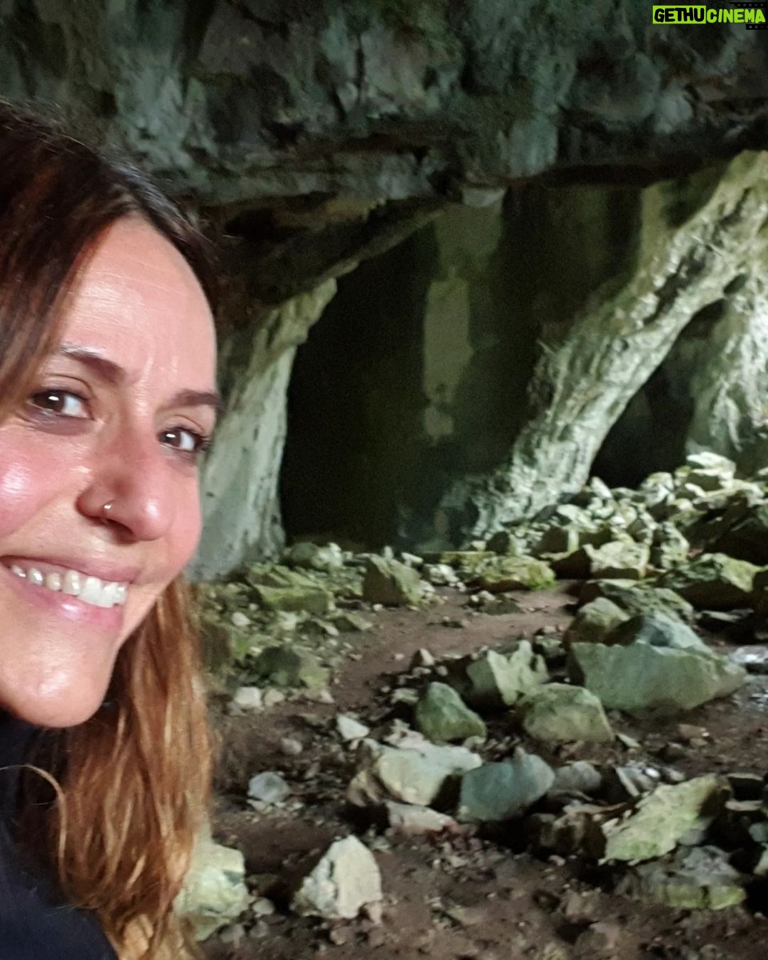 Itziar Ituño Instagram - "Irrifar laranja bat margotu diogu eguzkiari Goizero egin dezagun are koloretxuago argi Esnatu dezan bihotz barrutan lo dugun bizipoz hori Irrifar laranja bat margotu diogu eguzkiari Irrifar iheskor bat margotu diogu hego haizeari Sekulan ez da berriz izango berri beltzen mandatari Kantu zaharren doinuban orain firi- firi txistu dagi Irrifar iheskor bat margotu diogu hego haizeari Irrifar potolo bat margotu diogu laino beltzari Orain euria milaka tatta koloretsutan du ari Zipristin eta bizia emanaz gure herri zuri-beltzari Irrifar potolo bat margotu diogu laino beltzari Irrifar argitxu bat margotu diogu ilargiari Orain ilbeheratan zilarrezko irrifar fin-fina dagi Zerutik jeikita ibiltzen da ametsgaiztoen ehiztari Irrifar argitxu bat margotu diogu ilargiari Irrifar txikitxo bat margotuko diot nere buruari Eguzki, ilargi, hegohaize mundu zahar eta euri Denak keinuka ari baitira irri egiten dunari Irrifar txikitxo bat margotuko diot nere buruari Irrifar erraldoi bat margotu diogu mundu zaharrari Bere buruari biran doan nahigabeko bidaiari Munduko herri guztitan irri zati bat geratu bedi Irrifar erraldoi bat margotu diogu mundu zaharrari" MADDI OIHENART 📸 Yolanda Lapeña Navarro @yoli0772