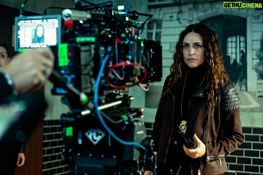 Itziar Ituño - 153.9K Likes - Gaur ikusgai Netflixen BERLIN.7. Eta 8. ataletan
@netflixes @lacasadepapel
Aktoresa bi hauekaz lana eta denbora partekatzeko plazerra izan nuen Rachel eta Najwa. Handiak zarete, lagunak,eta maite zaituztet.
Hoy a vuestra disposición en Netflix @netflixes
BERLIN,cap 7 y 8. Tuve el enorme placer de compartir curro y tiempo con éstas dos pedazo actrices, Najwa @najwanimri y Rachel @rachel_lascar .
Que grandes, amigas,se os quiere.
Ez galdu!☄️