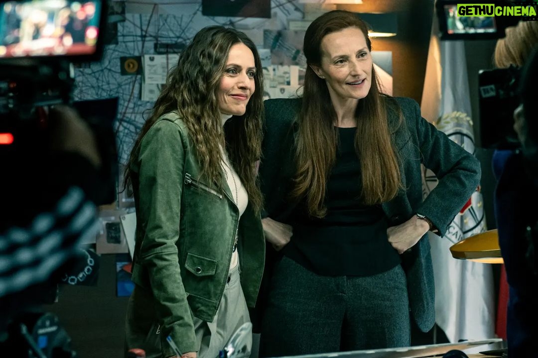 Itziar Ituño - 153.9K Likes - Gaur ikusgai Netflixen BERLIN.7. Eta 8. ataletan
@netflixes @lacasadepapel
Aktoresa bi hauekaz lana eta denbora partekatzeko plazerra izan nuen Rachel eta Najwa. Handiak zarete, lagunak,eta maite zaituztet.
Hoy a vuestra disposición en Netflix @netflixes
BERLIN,cap 7 y 8. Tuve el enorme placer de compartir curro y tiempo con éstas dos pedazo actrices, Najwa @najwanimri y Rachel @rachel_lascar .
Que grandes, amigas,se os quiere.
Ez galdu!☄️
