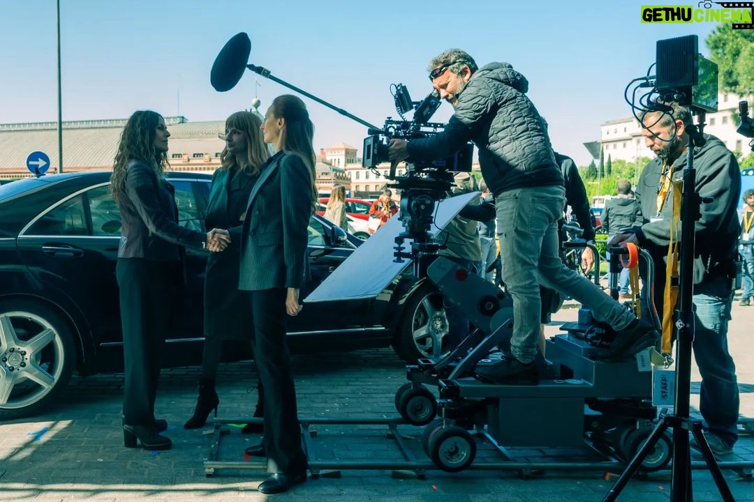 Itziar Ituño - 153.9K Likes - Gaur ikusgai Netflixen BERLIN.7. Eta 8. ataletan
@netflixes @lacasadepapel
Aktoresa bi hauekaz lana eta denbora partekatzeko plazerra izan nuen Rachel eta Najwa. Handiak zarete, lagunak,eta maite zaituztet.
Hoy a vuestra disposición en Netflix @netflixes
BERLIN,cap 7 y 8. Tuve el enorme placer de compartir curro y tiempo con éstas dos pedazo actrices, Najwa @najwanimri y Rachel @rachel_lascar .
Que grandes, amigas,se os quiere.
Ez galdu!☄️
