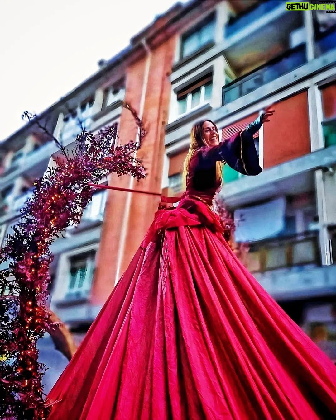 Itziar Ituño Instagram - Neguko solstizio zoriontsue danoi!! "Ta eutsi zan zeruan zehar Eguzkia joan eta gero. Libre izateko haiz jaioa. Mari, ez zara izango niretzat. Nire ametsetan ginen Biok tximisten lagun Baina argi da hori zela Soilik umeen ipuin. Ta eutsi zan zeruan zehar Eguzkia joan eta gero. Leihotik dut ikusi ekaitza Ta pentsa bapatean Hor sugar damatxoarekin Gaur berriro larrutan." SU TA GAR @sutagarofizial Eskerrik asko, Eneko, sugaar maitia barriro be ni une batez jainkosa izendatzeagatik, itzela izan da, espezial❤️🐍
