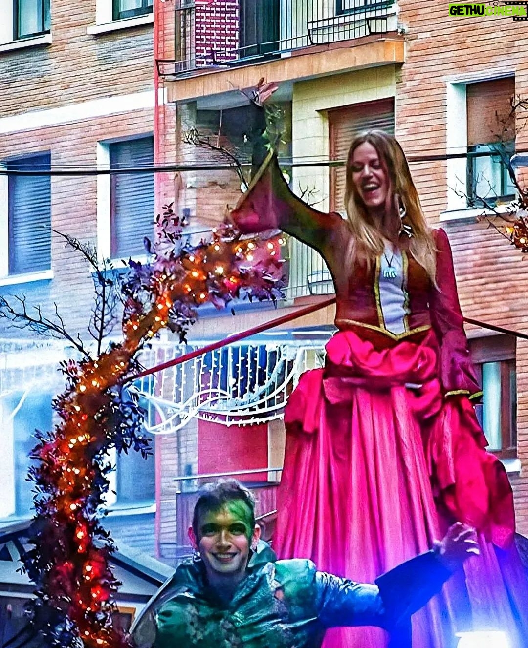 Itziar Ituño Instagram - Neguko solstizio zoriontsue danoi!! "Ta eutsi zan zeruan zehar Eguzkia joan eta gero. Libre izateko haiz jaioa. Mari, ez zara izango niretzat. Nire ametsetan ginen Biok tximisten lagun Baina argi da hori zela Soilik umeen ipuin. Ta eutsi zan zeruan zehar Eguzkia joan eta gero. Leihotik dut ikusi ekaitza Ta pentsa bapatean Hor sugar damatxoarekin Gaur berriro larrutan." SU TA GAR @sutagarofizial Eskerrik asko, Eneko, sugaar maitia barriro be ni une batez jainkosa izendatzeagatik, itzela izan da, espezial❤️🐍