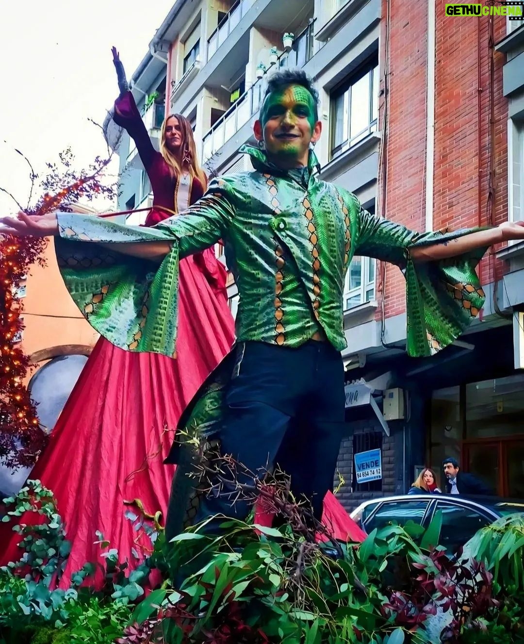 Itziar Ituño Instagram - Neguko solstizio zoriontsue danoi!! "Ta eutsi zan zeruan zehar Eguzkia joan eta gero. Libre izateko haiz jaioa. Mari, ez zara izango niretzat. Nire ametsetan ginen Biok tximisten lagun Baina argi da hori zela Soilik umeen ipuin. Ta eutsi zan zeruan zehar Eguzkia joan eta gero. Leihotik dut ikusi ekaitza Ta pentsa bapatean Hor sugar damatxoarekin Gaur berriro larrutan." SU TA GAR @sutagarofizial Eskerrik asko, Eneko, sugaar maitia barriro be ni une batez jainkosa izendatzeagatik, itzela izan da, espezial❤️🐍