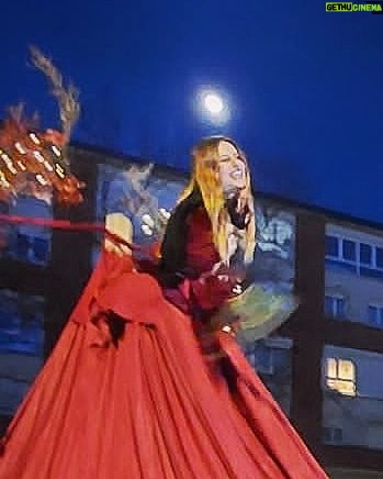 Itziar Ituño Instagram - Neguko solstizio zoriontsue danoi!! "Ta eutsi zan zeruan zehar Eguzkia joan eta gero. Libre izateko haiz jaioa. Mari, ez zara izango niretzat. Nire ametsetan ginen Biok tximisten lagun Baina argi da hori zela Soilik umeen ipuin. Ta eutsi zan zeruan zehar Eguzkia joan eta gero. Leihotik dut ikusi ekaitza Ta pentsa bapatean Hor sugar damatxoarekin Gaur berriro larrutan." SU TA GAR @sutagarofizial Eskerrik asko, Eneko, sugaar maitia barriro be ni une batez jainkosa izendatzeagatik, itzela izan da, espezial❤️🐍