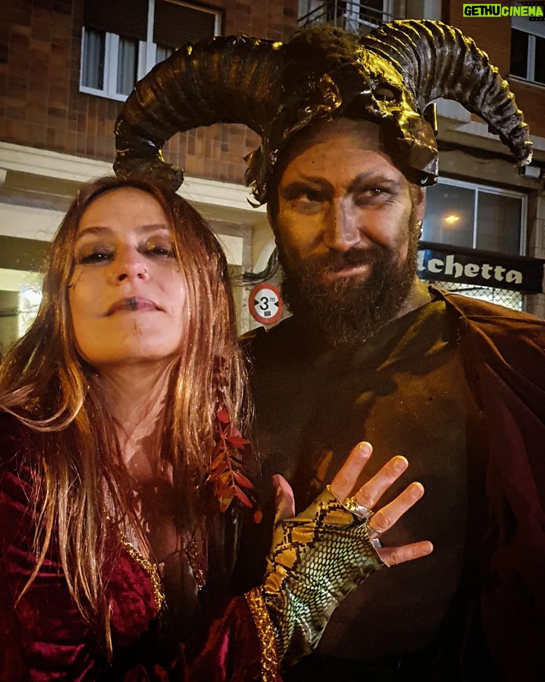 Itziar Ituño Instagram - Neguko solstizio zoriontsue danoi!! "Ta eutsi zan zeruan zehar Eguzkia joan eta gero. Libre izateko haiz jaioa. Mari, ez zara izango niretzat. Nire ametsetan ginen Biok tximisten lagun Baina argi da hori zela Soilik umeen ipuin. Ta eutsi zan zeruan zehar Eguzkia joan eta gero. Leihotik dut ikusi ekaitza Ta pentsa bapatean Hor sugar damatxoarekin Gaur berriro larrutan." SU TA GAR @sutagarofizial Eskerrik asko, Eneko, sugaar maitia barriro be ni une batez jainkosa izendatzeagatik, itzela izan da, espezial❤️🐍