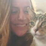 Itziar Ituño Instagram - ODA AL GATO Los animales fueron imperfectos, largos de cola, tristes de cabeza. Poco a poco se fueron componiendo, haciéndose paisaje, adquiriendo lunares, gracia, vuelo. El gato, sólo el gato apareció completo y orgulloso: nació completamente terminado, camina solo y sabe lo que quiere. El hombre quiere ser pescado y pájaro, la serpiente quisiera tener alas, el perro es un león desorientado, el ingeniero quiere ser poeta, la mosca estudia para golondrina, el poeta trata de imitar la mosca, pero el gato quiere ser sólo gato y todo gato es gato desde bigote a cola, desde presentimiento a rata viva, desde la noche hasta sus ojos de oro. No hay unidad como él, no tienen la luna ni la flor tal contextura: es una sola cosa como el sol o el topacio, y la elástica línea en su contorno firme y sutil es como la línea de la proa de una nave. Sus ojos amarillos dejaron una sola ranura para echar las monedas de la noche. Oh pequeño emperador sin orbe, conquistador sin patria, mínimo tigre de salón, nupcial sultán del cielo de las tejas eróticas, el viento del amor en la intemperie reclamas cuando pasas y posas cuatro pies delicados en el suelo, oliendo, desconfiando de todo lo terrestre, porque todo es inmundo para el inmaculado pie del gato. Oh fiera independiente de la casa, arrogante vestigio de la noche, perezoso, gimnástico y ajeno, profundísimo gato, policía secreta de las habitaciones, insignia de un desaparecido terciopelo, seguramente no hay enigma en tu manera, tal vez no eres misterio, todo el mundo te sabe y perteneces al habitante menos misterioso, tal vez todos lo creen, todos se creen dueños, propietarios, tíos de gatos, compañeros, colegas, discípulos o amigos de su gato. Yo no. Yo no suscribo. Yo no conozco al gato. Todo lo sé, la vida y su archipiélago, el mar y la ciudad incalculable, la botánica, el gineceo con sus extravíos, el por y el menos de la matemática, los embudos volcánicos del mundo, la cáscara irreal del cocodrilo, la bondad ignorada del bombero, el atavismo azul del sacerdote, pero no puedo descifrar un gato. Mi razón resbaló en su indiferencia, sus ojos tienen números de oro. (Pablo Neruda), eta ez dot Neruda estimatzen baina katua bai