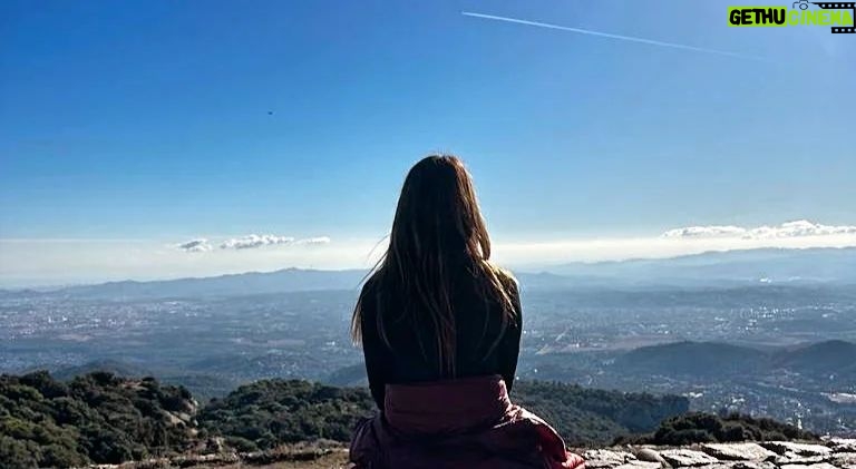 Itziar Ituño Instagram - Gràcies infinites per aquest meravellós cap de setmana, la Carme i la Laia. De sol, de pau i paisatges, d'obrir-nos les portes de la casa a la cursa per un món millor. Un quilòmetre, una vida. Eskerrik asko asteburu zoragarri honengatik, Carmeeta Laia. Eguzkiz, bakez eta paisaiez beterikoa. Etxeko ateak zabslik dituzue mundua hobetzeko lasterketan. Kilometro bat, bizitza bat. #fudacionvicenteferrer