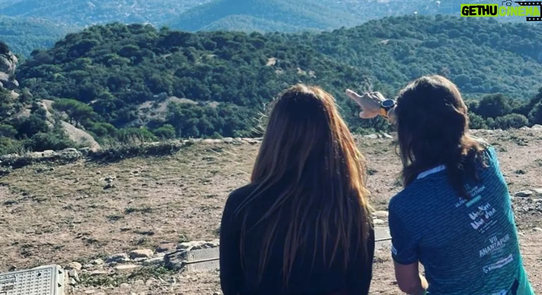 Itziar Ituño Instagram - Gràcies infinites per aquest meravellós cap de setmana, la Carme i la Laia. De sol, de pau i paisatges, d'obrir-nos les portes de la casa a la cursa per un món millor. Un quilòmetre, una vida. Eskerrik asko asteburu zoragarri honengatik, Carmeeta Laia. Eguzkiz, bakez eta paisaiez beterikoa. Etxeko ateak zabslik dituzue mundua hobetzeko lasterketan. Kilometro bat, bizitza bat. #fudacionvicenteferrer