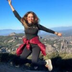 Itziar Ituño Instagram - Gràcies infinites per aquest meravellós cap de setmana, la Carme i la Laia. De sol, de pau i paisatges, d'obrir-nos les portes de la casa a la cursa per un món millor. Un quilòmetre, una vida. Eskerrik asko asteburu zoragarri honengatik, Carmeeta Laia. Eguzkiz, bakez eta paisaiez beterikoa. Etxeko ateak zabslik dituzue mundua hobetzeko lasterketan. Kilometro bat, bizitza bat. #fudacionvicenteferrer