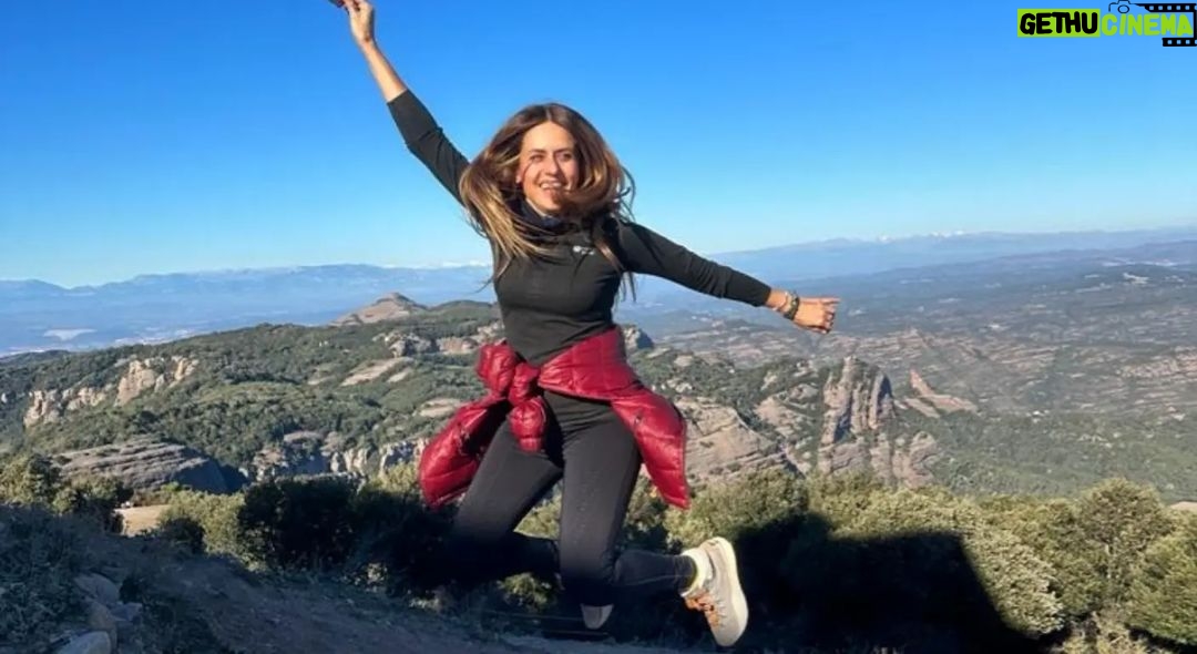 Itziar Ituño Instagram - Gràcies infinites per aquest meravellós cap de setmana, la Carme i la Laia. De sol, de pau i paisatges, d'obrir-nos les portes de la casa a la cursa per un món millor. Un quilòmetre, una vida. Eskerrik asko asteburu zoragarri honengatik, Carmeeta Laia. Eguzkiz, bakez eta paisaiez beterikoa. Etxeko ateak zabslik dituzue mundua hobetzeko lasterketan. Kilometro bat, bizitza bat. #fudacionvicenteferrer