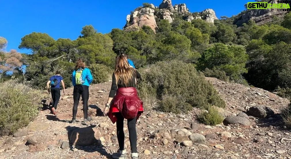 Itziar Ituño Instagram - Gràcies infinites per aquest meravellós cap de setmana, la Carme i la Laia. De sol, de pau i paisatges, d'obrir-nos les portes de la casa a la cursa per un món millor. Un quilòmetre, una vida. Eskerrik asko asteburu zoragarri honengatik, Carmeeta Laia. Eguzkiz, bakez eta paisaiez beterikoa. Etxeko ateak zabslik dituzue mundua hobetzeko lasterketan. Kilometro bat, bizitza bat. #fudacionvicenteferrer