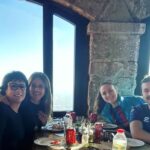 Itziar Ituño Instagram - Gràcies infinites per aquest meravellós cap de setmana, la Carme i la Laia. De sol, de pau i paisatges, d'obrir-nos les portes de la casa a la cursa per un món millor. Un quilòmetre, una vida. Eskerrik asko asteburu zoragarri honengatik, Carmeeta Laia. Eguzkiz, bakez eta paisaiez beterikoa. Etxeko ateak zabslik dituzue mundua hobetzeko lasterketan. Kilometro bat, bizitza bat. #fudacionvicenteferrer