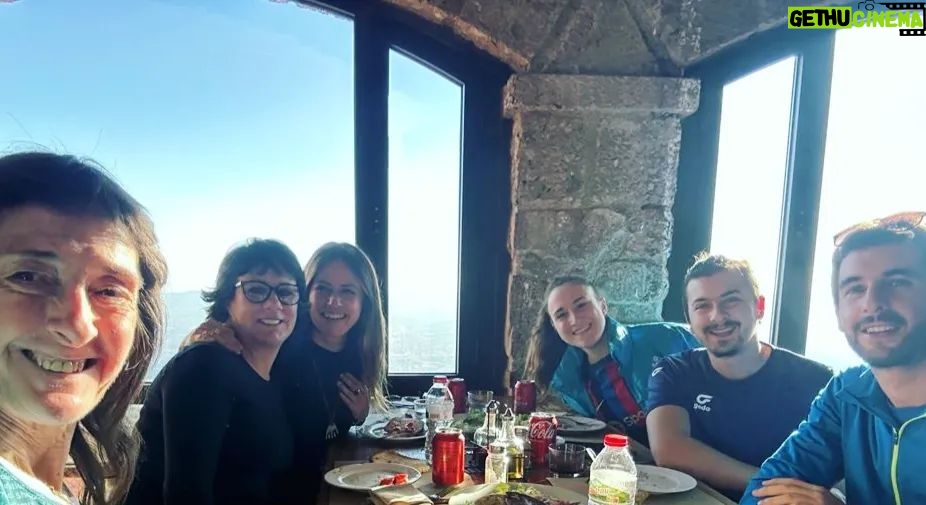 Itziar Ituño Instagram - Gràcies infinites per aquest meravellós cap de setmana, la Carme i la Laia. De sol, de pau i paisatges, d'obrir-nos les portes de la casa a la cursa per un món millor. Un quilòmetre, una vida. Eskerrik asko asteburu zoragarri honengatik, Carmeeta Laia. Eguzkiz, bakez eta paisaiez beterikoa. Etxeko ateak zabslik dituzue mundua hobetzeko lasterketan. Kilometro bat, bizitza bat. #fudacionvicenteferrer