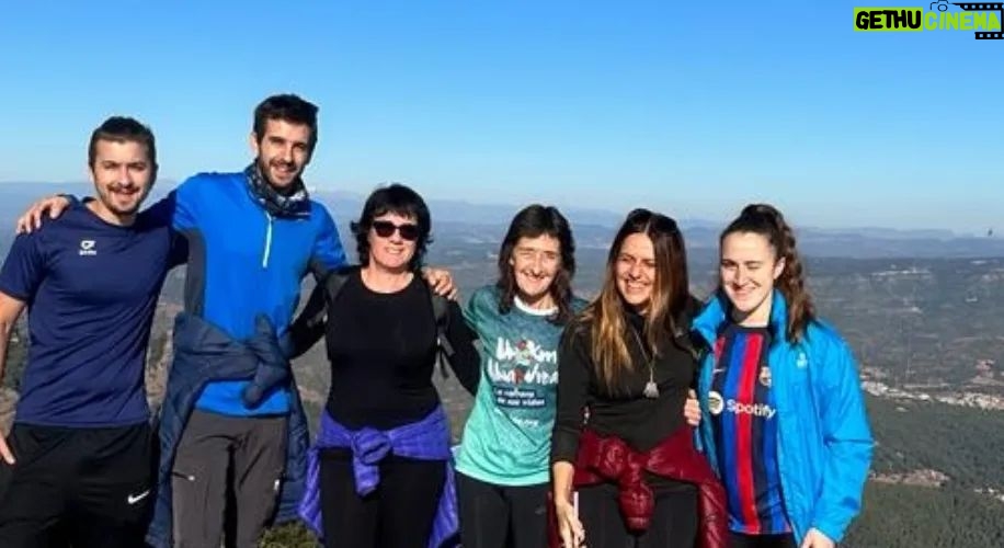 Itziar Ituño Instagram - Gràcies infinites per aquest meravellós cap de setmana, la Carme i la Laia. De sol, de pau i paisatges, d'obrir-nos les portes de la casa a la cursa per un món millor. Un quilòmetre, una vida. Eskerrik asko asteburu zoragarri honengatik, Carmeeta Laia. Eguzkiz, bakez eta paisaiez beterikoa. Etxeko ateak zabslik dituzue mundua hobetzeko lasterketan. Kilometro bat, bizitza bat. #fudacionvicenteferrer