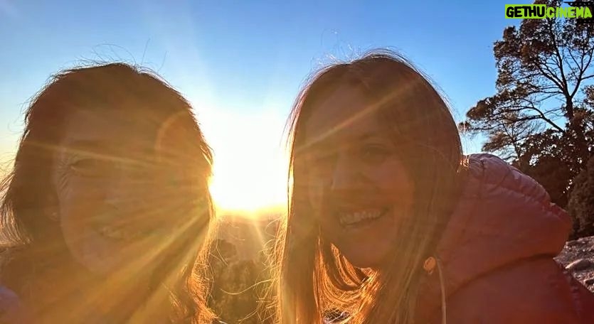 Itziar Ituño Instagram - Gràcies infinites per aquest meravellós cap de setmana, la Carme i la Laia. De sol, de pau i paisatges, d'obrir-nos les portes de la casa a la cursa per un món millor. Un quilòmetre, una vida. Eskerrik asko asteburu zoragarri honengatik, Carmeeta Laia. Eguzkiz, bakez eta paisaiez beterikoa. Etxeko ateak zabslik dituzue mundua hobetzeko lasterketan. Kilometro bat, bizitza bat. #fudacionvicenteferrer