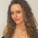 Itziar Ituño Instagram - Ane Amoriza uleapaintzailea eta Isa Auernheimer makilatzaileak diseinatu zuten Rakel Murillo berri honen itxura. Eurek egindako bideoan jasota dago prozesua.Emakume Itzelak dira!krak batzuk..sekulako profesionalak eta pertsona atseginak. Bidean berriz be topatuko ditudakoan nago. Mosuak ,neskak, eta mila esker danagatik. Ane Amoriza peluquera e Isa Auernheimer maquilladora diseñaron a esta nueva Raquel Murilli. Este video me lo han regalado ellas .Son unas genias éstas mujeres, unas krak como profesionales aparte de maravillosas personas. Espero encontraros más adelante en otra, chicas😘😘.Gracias por todo. @bo_project_makeup @aneamoriza colmenar viejo