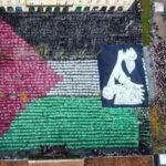 Itziar Ituño Instagram - Gernikatik Palestinari, haritzetik olibondoari Gernikatik Historiako lehen bonbardaketa zibil indiskriminatua jasan duen herria izatearen zoritxarreko zilegitasunetik Gernikatik gure hildakoen, zaurien eta suntsipenaren memoria historikoaren talaiatik Gernikatik Palestinari Gernikatik munduari esan nahi diogu Hemen pairatutako bonbardaketa hartatik gaur egunera arte gizateriaren historian bizitako guztia bizi eta gero munduak eta historiak ezin dutela herri baten suntsiketa bakar bat gehiago onartu munduak eta historiak ezin dutela Palestinan gertatzen ari dena onartu munduak eta historiak ezin dutela Gernika berri bat onartu Gizateriaren historian izandako sarraski guztien artean zoritxarreko leku berezia duen Gernikatik israelgo okupazioa Palestinako herritarren aurka egiten ari den sarraski etengabea geratzeko eskatzen dugu eta genozidio honekiko edozein onespen eta konplizitate irmoki salatzen dugu. Palestinako herritarrak, entzungo al duzue Gernikatik gure ahotsa? Zuen hildakoak gure hildakoak dira Zuen etxe birrinduak gure etxeak dira Zuen lur okupatua gure lurra da zuen haurrak gureak ere badira eta jakin ezazue horrorearen ondoren, iluntasunaren ondoren triskantza eta sarraskiaren ondoren dena galdua zegoela zirudien arren hondakin eta gorpu artean herri honetan arbola batek zutik iraun zuela, eta ehunka hildako haiek zeutzan lur berean jolasten direla orain gure haurrak bonbardaketen biktima haiek mintzo ziren hizkuntza berean eta hala desio dugu gerta dadin baita Palestinako lur okupatuan ere Gernikan haritza bezala, Palestinan olibondoa zutik, herrien eskubideen, askatasunen eta bakearen ikur Gernikatik, gaur egun bakearen ikur unibertsal bihurtua, munduari esaten diogu: gizakiaren desumanizazioari ez! denok gara mundu, denok gara gizaki denok merezi dugu munduan leku bat Ahanzturari ez! Genozidioari ez! Nahikoa da! Gernika berririk ez ! (Jon Maia Soria)