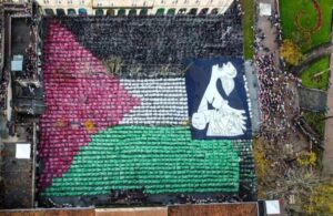 Itziar Ituño Instagram - Gernikatik Palestinari, haritzetik olibondoari 
 Gernikatik 
Historiako lehen bonbardaketa zibil indiskriminatua jasan duen herria izatearen zoritxarreko zilegitasunetik 
 Gernikatik 
gure hildakoen, zaurien eta suntsipenaren memoria historikoaren talaiatik 
 Gernikatik Palestinari  Gernikatik munduari  esan nahi diogu 
 Hemen pairatutako bonbardaketa hartatik gaur egunera arte gizateriaren historian bizitako guztia bizi eta gero 
munduak eta historiak ezin dutela herri baten suntsiketa bakar bat gehiago onartu munduak eta historiak ezin dutela Palestinan gertatzen ari dena onartu munduak eta historiak ezin dutela Gernika berri bat onartu 
 Gizateriaren historian izandako sarraski guztien artean zoritxarreko leku berezia duen Gernikatik  israelgo okupazioa Palestinako herritarren aurka egiten ari den sarraski etengabea geratzeko eskatzen dugu eta genozidio honekiko  edozein onespen eta konplizitate irmoki salatzen dugu. 
 Palestinako herritarrak, entzungo al duzue Gernikatik gure ahotsa? 
Zuen hildakoak gure hildakoak dira 
Zuen etxe birrinduak gure etxeak dira Zuen lur okupatua gure lurra da 
zuen haurrak gureak ere badira 
 eta jakin ezazue horrorearen ondoren,  iluntasunaren ondoren 
triskantza eta sarraskiaren ondoren 
 dena galdua zegoela zirudien arren hondakin eta gorpu artean herri honetan arbola batek zutik iraun zuela, eta ehunka hildako haiek zeutzan lur berean jolasten direla orain gure haurrak 
bonbardaketen biktima haiek mintzo ziren hizkuntza berean eta hala desio dugu gerta dadin baita Palestinako lur okupatuan ere 
Gernikan haritza bezala, 
Palestinan olibondoa zutik, herrien eskubideen, askatasunen eta bakearen ikur 
Gernikatik, gaur egun bakearen ikur unibertsal bihurtua, munduari esaten diogu: gizakiaren desumanizazioari ez! 
denok gara mundu, denok gara gizaki denok merezi dugu munduan leku bat Ahanzturari ez! 
Genozidioari ez! 
Nahikoa da! 
Gernika berririk ez !

(Jon Maia Soria)