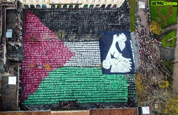 Itziar Ituño - 121.6K Likes - Gernikatik Palestinari, haritzetik olibondoari
Gernikatik
Historiako lehen bonbardaketa zibil indiskriminatua jasan duen herria izatearen zoritxarreko zilegitasunetik
Gernikatik
gure hildakoen, zaurien eta suntsipenaren memoria historikoaren talaiatik
Gernikatik Palestinari Gernikatik munduari esan nahi diogu
Hemen pairatutako bonbardaketa hartatik gaur egunera arte gizateriaren historian bizitako guztia bizi eta gero
munduak eta historiak ezin dutela herri baten suntsiketa bakar bat gehiago onartu munduak eta historiak ezin dutela Palestinan gertatzen ari dena onartu munduak eta historiak ezin dutela Gernika berri bat onartu
Gizateriaren historian izandako sarraski guztien artean zoritxarreko leku berezia duen Gernikatik israelgo okupazioa Palestinako herritarren aurka egiten ari den sarraski etengabea geratzeko eskatzen dugu eta genozidio honekiko edozein onespen eta konplizitate irmoki salatzen dugu.
Palestinako herritarrak, entzungo al duzue Gernikatik gure ahotsa?
Zuen hildakoak gure hildakoak dira
Zuen etxe birrinduak gure etxeak dira Zuen lur okupatua gure lurra da
zuen haurrak gureak ere badira
eta jakin ezazue horrorearen ondoren, iluntasunaren ondoren
triskantza eta sarraskiaren ondoren
dena galdua zegoela zirudien arren hondakin eta gorpu artean herri honetan arbola batek zutik iraun zuela, eta ehunka hildako haiek zeutzan lur berean jolasten direla orain gure haurrak
bonbardaketen biktima haiek mintzo ziren hizkuntza berean eta hala desio dugu gerta dadin baita Palestinako lur okupatuan ere
Gernikan haritza bezala,
Palestinan olibondoa zutik, herrien eskubideen, askatasunen eta bakearen ikur
Gernikatik, gaur egun bakearen ikur unibertsal bihurtua, munduari esaten diogu: gizakiaren desumanizazioari ez!
denok gara mundu, denok gara gizaki denok merezi dugu munduan leku bat Ahanzturari ez!
Genozidioari ez!
Nahikoa da!
Gernika berririk ez !
(Jon Maia Soria)