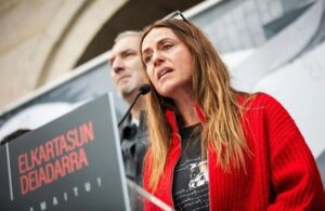 Itziar Ituño Instagram - Gernikatik Palestinari, haritzetik olibondoari 
 Gernikatik 
Historiako lehen bonbardaketa zibil indiskriminatua jasan duen herria izatearen zoritxarreko zilegitasunetik 
 Gernikatik 
gure hildakoen, zaurien eta suntsipenaren memoria historikoaren talaiatik 
 Gernikatik Palestinari  Gernikatik munduari  esan nahi diogu 
 Hemen pairatutako bonbardaketa hartatik gaur egunera arte gizateriaren historian bizitako guztia bizi eta gero 
munduak eta historiak ezin dutela herri baten suntsiketa bakar bat gehiago onartu munduak eta historiak ezin dutela Palestinan gertatzen ari dena onartu munduak eta historiak ezin dutela Gernika berri bat onartu 
 Gizateriaren historian izandako sarraski guztien artean zoritxarreko leku berezia duen Gernikatik  israelgo okupazioa Palestinako herritarren aurka egiten ari den sarraski etengabea geratzeko eskatzen dugu eta genozidio honekiko  edozein onespen eta konplizitate irmoki salatzen dugu. 
 Palestinako herritarrak, entzungo al duzue Gernikatik gure ahotsa? 
Zuen hildakoak gure hildakoak dira 
Zuen etxe birrinduak gure etxeak dira Zuen lur okupatua gure lurra da 
zuen haurrak gureak ere badira 
 eta jakin ezazue horrorearen ondoren,  iluntasunaren ondoren 
triskantza eta sarraskiaren ondoren 
 dena galdua zegoela zirudien arren hondakin eta gorpu artean herri honetan arbola batek zutik iraun zuela, eta ehunka hildako haiek zeutzan lur berean jolasten direla orain gure haurrak 
bonbardaketen biktima haiek mintzo ziren hizkuntza berean eta hala desio dugu gerta dadin baita Palestinako lur okupatuan ere 
Gernikan haritza bezala, 
Palestinan olibondoa zutik, herrien eskubideen, askatasunen eta bakearen ikur 
Gernikatik, gaur egun bakearen ikur unibertsal bihurtua, munduari esaten diogu: gizakiaren desumanizazioari ez! 
denok gara mundu, denok gara gizaki denok merezi dugu munduan leku bat Ahanzturari ez! 
Genozidioari ez! 
Nahikoa da! 
Gernika berririk ez !

(Jon Maia Soria)