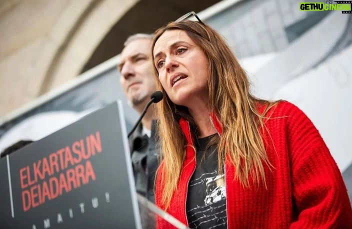 Itziar Ituño - 121.6K Likes - Gernikatik Palestinari, haritzetik olibondoari
Gernikatik
Historiako lehen bonbardaketa zibil indiskriminatua jasan duen herria izatearen zoritxarreko zilegitasunetik
Gernikatik
gure hildakoen, zaurien eta suntsipenaren memoria historikoaren talaiatik
Gernikatik Palestinari Gernikatik munduari esan nahi diogu
Hemen pairatutako bonbardaketa hartatik gaur egunera arte gizateriaren historian bizitako guztia bizi eta gero
munduak eta historiak ezin dutela herri baten suntsiketa bakar bat gehiago onartu munduak eta historiak ezin dutela Palestinan gertatzen ari dena onartu munduak eta historiak ezin dutela Gernika berri bat onartu
Gizateriaren historian izandako sarraski guztien artean zoritxarreko leku berezia duen Gernikatik israelgo okupazioa Palestinako herritarren aurka egiten ari den sarraski etengabea geratzeko eskatzen dugu eta genozidio honekiko edozein onespen eta konplizitate irmoki salatzen dugu.
Palestinako herritarrak, entzungo al duzue Gernikatik gure ahotsa?
Zuen hildakoak gure hildakoak dira
Zuen etxe birrinduak gure etxeak dira Zuen lur okupatua gure lurra da
zuen haurrak gureak ere badira
eta jakin ezazue horrorearen ondoren, iluntasunaren ondoren
triskantza eta sarraskiaren ondoren
dena galdua zegoela zirudien arren hondakin eta gorpu artean herri honetan arbola batek zutik iraun zuela, eta ehunka hildako haiek zeutzan lur berean jolasten direla orain gure haurrak
bonbardaketen biktima haiek mintzo ziren hizkuntza berean eta hala desio dugu gerta dadin baita Palestinako lur okupatuan ere
Gernikan haritza bezala,
Palestinan olibondoa zutik, herrien eskubideen, askatasunen eta bakearen ikur
Gernikatik, gaur egun bakearen ikur unibertsal bihurtua, munduari esaten diogu: gizakiaren desumanizazioari ez!
denok gara mundu, denok gara gizaki denok merezi dugu munduan leku bat Ahanzturari ez!
Genozidioari ez!
Nahikoa da!
Gernika berririk ez !
(Jon Maia Soria)