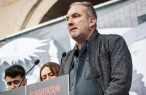 Itziar Ituño Instagram - Gernikatik Palestinari, haritzetik olibondoari 
 Gernikatik 
Historiako lehen bonbardaketa zibil indiskriminatua jasan duen herria izatearen zoritxarreko zilegitasunetik 
 Gernikatik 
gure hildakoen, zaurien eta suntsipenaren memoria historikoaren talaiatik 
 Gernikatik Palestinari  Gernikatik munduari  esan nahi diogu 
 Hemen pairatutako bonbardaketa hartatik gaur egunera arte gizateriaren historian bizitako guztia bizi eta gero 
munduak eta historiak ezin dutela herri baten suntsiketa bakar bat gehiago onartu munduak eta historiak ezin dutela Palestinan gertatzen ari dena onartu munduak eta historiak ezin dutela Gernika berri bat onartu 
 Gizateriaren historian izandako sarraski guztien artean zoritxarreko leku berezia duen Gernikatik  israelgo okupazioa Palestinako herritarren aurka egiten ari den sarraski etengabea geratzeko eskatzen dugu eta genozidio honekiko  edozein onespen eta konplizitate irmoki salatzen dugu. 
 Palestinako herritarrak, entzungo al duzue Gernikatik gure ahotsa? 
Zuen hildakoak gure hildakoak dira 
Zuen etxe birrinduak gure etxeak dira Zuen lur okupatua gure lurra da 
zuen haurrak gureak ere badira 
 eta jakin ezazue horrorearen ondoren,  iluntasunaren ondoren 
triskantza eta sarraskiaren ondoren 
 dena galdua zegoela zirudien arren hondakin eta gorpu artean herri honetan arbola batek zutik iraun zuela, eta ehunka hildako haiek zeutzan lur berean jolasten direla orain gure haurrak 
bonbardaketen biktima haiek mintzo ziren hizkuntza berean eta hala desio dugu gerta dadin baita Palestinako lur okupatuan ere 
Gernikan haritza bezala, 
Palestinan olibondoa zutik, herrien eskubideen, askatasunen eta bakearen ikur 
Gernikatik, gaur egun bakearen ikur unibertsal bihurtua, munduari esaten diogu: gizakiaren desumanizazioari ez! 
denok gara mundu, denok gara gizaki denok merezi dugu munduan leku bat Ahanzturari ez! 
Genozidioari ez! 
Nahikoa da! 
Gernika berririk ez !

(Jon Maia Soria)