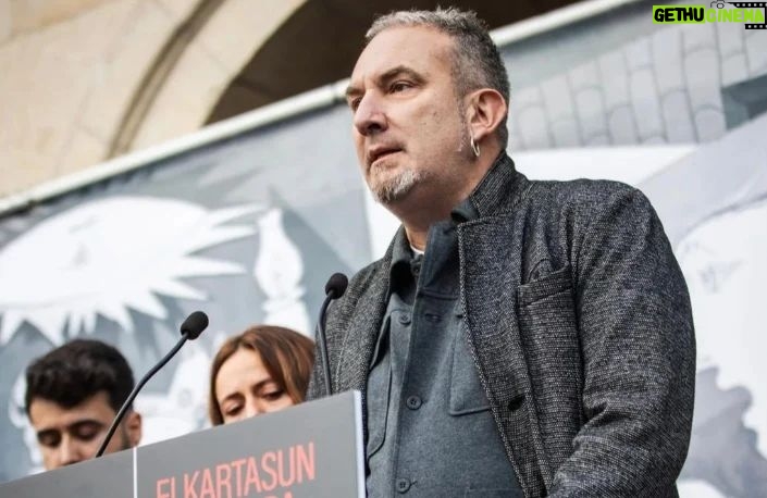 Itziar Ituño - 121.6K Likes - Gernikatik Palestinari, haritzetik olibondoari
Gernikatik
Historiako lehen bonbardaketa zibil indiskriminatua jasan duen herria izatearen zoritxarreko zilegitasunetik
Gernikatik
gure hildakoen, zaurien eta suntsipenaren memoria historikoaren talaiatik
Gernikatik Palestinari Gernikatik munduari esan nahi diogu
Hemen pairatutako bonbardaketa hartatik gaur egunera arte gizateriaren historian bizitako guztia bizi eta gero
munduak eta historiak ezin dutela herri baten suntsiketa bakar bat gehiago onartu munduak eta historiak ezin dutela Palestinan gertatzen ari dena onartu munduak eta historiak ezin dutela Gernika berri bat onartu
Gizateriaren historian izandako sarraski guztien artean zoritxarreko leku berezia duen Gernikatik israelgo okupazioa Palestinako herritarren aurka egiten ari den sarraski etengabea geratzeko eskatzen dugu eta genozidio honekiko edozein onespen eta konplizitate irmoki salatzen dugu.
Palestinako herritarrak, entzungo al duzue Gernikatik gure ahotsa?
Zuen hildakoak gure hildakoak dira
Zuen etxe birrinduak gure etxeak dira Zuen lur okupatua gure lurra da
zuen haurrak gureak ere badira
eta jakin ezazue horrorearen ondoren, iluntasunaren ondoren
triskantza eta sarraskiaren ondoren
dena galdua zegoela zirudien arren hondakin eta gorpu artean herri honetan arbola batek zutik iraun zuela, eta ehunka hildako haiek zeutzan lur berean jolasten direla orain gure haurrak
bonbardaketen biktima haiek mintzo ziren hizkuntza berean eta hala desio dugu gerta dadin baita Palestinako lur okupatuan ere
Gernikan haritza bezala,
Palestinan olibondoa zutik, herrien eskubideen, askatasunen eta bakearen ikur
Gernikatik, gaur egun bakearen ikur unibertsal bihurtua, munduari esaten diogu: gizakiaren desumanizazioari ez!
denok gara mundu, denok gara gizaki denok merezi dugu munduan leku bat Ahanzturari ez!
Genozidioari ez!
Nahikoa da!
Gernika berririk ez !
(Jon Maia Soria)