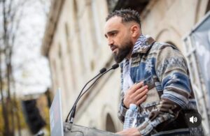 Itziar Ituño Instagram - Gernikatik Palestinari, haritzetik olibondoari 
 Gernikatik 
Historiako lehen bonbardaketa zibil indiskriminatua jasan duen herria izatearen zoritxarreko zilegitasunetik 
 Gernikatik 
gure hildakoen, zaurien eta suntsipenaren memoria historikoaren talaiatik 
 Gernikatik Palestinari  Gernikatik munduari  esan nahi diogu 
 Hemen pairatutako bonbardaketa hartatik gaur egunera arte gizateriaren historian bizitako guztia bizi eta gero 
munduak eta historiak ezin dutela herri baten suntsiketa bakar bat gehiago onartu munduak eta historiak ezin dutela Palestinan gertatzen ari dena onartu munduak eta historiak ezin dutela Gernika berri bat onartu 
 Gizateriaren historian izandako sarraski guztien artean zoritxarreko leku berezia duen Gernikatik  israelgo okupazioa Palestinako herritarren aurka egiten ari den sarraski etengabea geratzeko eskatzen dugu eta genozidio honekiko  edozein onespen eta konplizitate irmoki salatzen dugu. 
 Palestinako herritarrak, entzungo al duzue Gernikatik gure ahotsa? 
Zuen hildakoak gure hildakoak dira 
Zuen etxe birrinduak gure etxeak dira Zuen lur okupatua gure lurra da 
zuen haurrak gureak ere badira 
 eta jakin ezazue horrorearen ondoren,  iluntasunaren ondoren 
triskantza eta sarraskiaren ondoren 
 dena galdua zegoela zirudien arren hondakin eta gorpu artean herri honetan arbola batek zutik iraun zuela, eta ehunka hildako haiek zeutzan lur berean jolasten direla orain gure haurrak 
bonbardaketen biktima haiek mintzo ziren hizkuntza berean eta hala desio dugu gerta dadin baita Palestinako lur okupatuan ere 
Gernikan haritza bezala, 
Palestinan olibondoa zutik, herrien eskubideen, askatasunen eta bakearen ikur 
Gernikatik, gaur egun bakearen ikur unibertsal bihurtua, munduari esaten diogu: gizakiaren desumanizazioari ez! 
denok gara mundu, denok gara gizaki denok merezi dugu munduan leku bat Ahanzturari ez! 
Genozidioari ez! 
Nahikoa da! 
Gernika berririk ez !

(Jon Maia Soria)