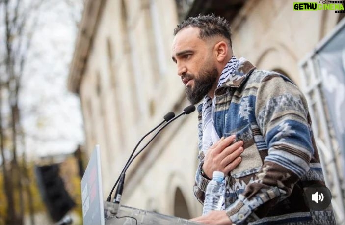 Itziar Ituño - 121.6K Likes - Gernikatik Palestinari, haritzetik olibondoari
Gernikatik
Historiako lehen bonbardaketa zibil indiskriminatua jasan duen herria izatearen zoritxarreko zilegitasunetik
Gernikatik
gure hildakoen, zaurien eta suntsipenaren memoria historikoaren talaiatik
Gernikatik Palestinari Gernikatik munduari esan nahi diogu
Hemen pairatutako bonbardaketa hartatik gaur egunera arte gizateriaren historian bizitako guztia bizi eta gero
munduak eta historiak ezin dutela herri baten suntsiketa bakar bat gehiago onartu munduak eta historiak ezin dutela Palestinan gertatzen ari dena onartu munduak eta historiak ezin dutela Gernika berri bat onartu
Gizateriaren historian izandako sarraski guztien artean zoritxarreko leku berezia duen Gernikatik israelgo okupazioa Palestinako herritarren aurka egiten ari den sarraski etengabea geratzeko eskatzen dugu eta genozidio honekiko edozein onespen eta konplizitate irmoki salatzen dugu.
Palestinako herritarrak, entzungo al duzue Gernikatik gure ahotsa?
Zuen hildakoak gure hildakoak dira
Zuen etxe birrinduak gure etxeak dira Zuen lur okupatua gure lurra da
zuen haurrak gureak ere badira
eta jakin ezazue horrorearen ondoren, iluntasunaren ondoren
triskantza eta sarraskiaren ondoren
dena galdua zegoela zirudien arren hondakin eta gorpu artean herri honetan arbola batek zutik iraun zuela, eta ehunka hildako haiek zeutzan lur berean jolasten direla orain gure haurrak
bonbardaketen biktima haiek mintzo ziren hizkuntza berean eta hala desio dugu gerta dadin baita Palestinako lur okupatuan ere
Gernikan haritza bezala,
Palestinan olibondoa zutik, herrien eskubideen, askatasunen eta bakearen ikur
Gernikatik, gaur egun bakearen ikur unibertsal bihurtua, munduari esaten diogu: gizakiaren desumanizazioari ez!
denok gara mundu, denok gara gizaki denok merezi dugu munduan leku bat Ahanzturari ez!
Genozidioari ez!
Nahikoa da!
Gernika berririk ez !
(Jon Maia Soria)
