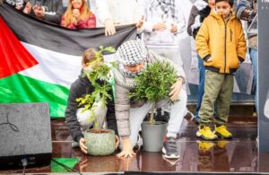 Itziar Ituño Instagram - Gernikatik Palestinari, haritzetik olibondoari 
 Gernikatik 
Historiako lehen bonbardaketa zibil indiskriminatua jasan duen herria izatearen zoritxarreko zilegitasunetik 
 Gernikatik 
gure hildakoen, zaurien eta suntsipenaren memoria historikoaren talaiatik 
 Gernikatik Palestinari  Gernikatik munduari  esan nahi diogu 
 Hemen pairatutako bonbardaketa hartatik gaur egunera arte gizateriaren historian bizitako guztia bizi eta gero 
munduak eta historiak ezin dutela herri baten suntsiketa bakar bat gehiago onartu munduak eta historiak ezin dutela Palestinan gertatzen ari dena onartu munduak eta historiak ezin dutela Gernika berri bat onartu 
 Gizateriaren historian izandako sarraski guztien artean zoritxarreko leku berezia duen Gernikatik  israelgo okupazioa Palestinako herritarren aurka egiten ari den sarraski etengabea geratzeko eskatzen dugu eta genozidio honekiko  edozein onespen eta konplizitate irmoki salatzen dugu. 
 Palestinako herritarrak, entzungo al duzue Gernikatik gure ahotsa? 
Zuen hildakoak gure hildakoak dira 
Zuen etxe birrinduak gure etxeak dira Zuen lur okupatua gure lurra da 
zuen haurrak gureak ere badira 
 eta jakin ezazue horrorearen ondoren,  iluntasunaren ondoren 
triskantza eta sarraskiaren ondoren 
 dena galdua zegoela zirudien arren hondakin eta gorpu artean herri honetan arbola batek zutik iraun zuela, eta ehunka hildako haiek zeutzan lur berean jolasten direla orain gure haurrak 
bonbardaketen biktima haiek mintzo ziren hizkuntza berean eta hala desio dugu gerta dadin baita Palestinako lur okupatuan ere 
Gernikan haritza bezala, 
Palestinan olibondoa zutik, herrien eskubideen, askatasunen eta bakearen ikur 
Gernikatik, gaur egun bakearen ikur unibertsal bihurtua, munduari esaten diogu: gizakiaren desumanizazioari ez! 
denok gara mundu, denok gara gizaki denok merezi dugu munduan leku bat Ahanzturari ez! 
Genozidioari ez! 
Nahikoa da! 
Gernika berririk ez !

(Jon Maia Soria)