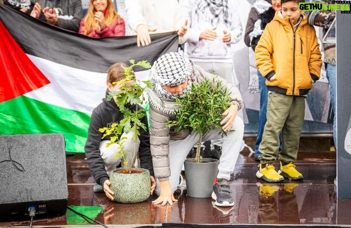 Itziar Ituño - 121.6K Likes - Gernikatik Palestinari, haritzetik olibondoari
Gernikatik
Historiako lehen bonbardaketa zibil indiskriminatua jasan duen herria izatearen zoritxarreko zilegitasunetik
Gernikatik
gure hildakoen, zaurien eta suntsipenaren memoria historikoaren talaiatik
Gernikatik Palestinari Gernikatik munduari esan nahi diogu
Hemen pairatutako bonbardaketa hartatik gaur egunera arte gizateriaren historian bizitako guztia bizi eta gero
munduak eta historiak ezin dutela herri baten suntsiketa bakar bat gehiago onartu munduak eta historiak ezin dutela Palestinan gertatzen ari dena onartu munduak eta historiak ezin dutela Gernika berri bat onartu
Gizateriaren historian izandako sarraski guztien artean zoritxarreko leku berezia duen Gernikatik israelgo okupazioa Palestinako herritarren aurka egiten ari den sarraski etengabea geratzeko eskatzen dugu eta genozidio honekiko edozein onespen eta konplizitate irmoki salatzen dugu.
Palestinako herritarrak, entzungo al duzue Gernikatik gure ahotsa?
Zuen hildakoak gure hildakoak dira
Zuen etxe birrinduak gure etxeak dira Zuen lur okupatua gure lurra da
zuen haurrak gureak ere badira
eta jakin ezazue horrorearen ondoren, iluntasunaren ondoren
triskantza eta sarraskiaren ondoren
dena galdua zegoela zirudien arren hondakin eta gorpu artean herri honetan arbola batek zutik iraun zuela, eta ehunka hildako haiek zeutzan lur berean jolasten direla orain gure haurrak
bonbardaketen biktima haiek mintzo ziren hizkuntza berean eta hala desio dugu gerta dadin baita Palestinako lur okupatuan ere
Gernikan haritza bezala,
Palestinan olibondoa zutik, herrien eskubideen, askatasunen eta bakearen ikur
Gernikatik, gaur egun bakearen ikur unibertsal bihurtua, munduari esaten diogu: gizakiaren desumanizazioari ez!
denok gara mundu, denok gara gizaki denok merezi dugu munduan leku bat Ahanzturari ez!
Genozidioari ez!
Nahikoa da!
Gernika berririk ez !
(Jon Maia Soria)