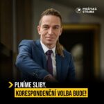 Ivan Bartoš Instagram - Je to tady! Předložili jsme korespondenční volbu. Podepsáno. Tlačíme to roky a dneska se konečně věci pohnuly. Skončí tak dojíždění stovky kilometrů a další zbytečné překážky. Přichází férovější volby pro naše krajany. Teda hned po pár nočních směnách ve sněmovně. Díky korespondenční volbě si krajané online požádají o sadu s identifikačním lístkem a dvěma obálkami. Svůj hlasovací lístek pak dáte do orazítkované obálky, přidáte identifikační lístek a celé to ve druhé obálce pošlete zpátky na zastupitelský úřad. Již brzy! Jedná se o návrh na změnu zákona, který poslanecké sněmovně předložili poslanci koaličních stran. Pod návrhem jsou podepsaní předsedové všech koaličních stran, předsedové koaličních poslaneckých klubů a jejich další zástupci.