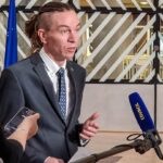 Ivan Bartoš Instagram - Druhý den v Bruselu navazuji jednáním s ministry unijní sedmadvacítky, tentokrát na formální schůzi Rady pro telekomunikace. S ministry jsme dali zelenou aktu o gigabitové infrastruktuře, který zlevní a zrychlí výstavbu vysokorychlostních internetových sítí a přispěje k pokrytí EU rychlým a kvalitním internetem. Dostupnost rychlého připojení je jednou ze zásadních podmínek pro spolehlivé využívání digitálních služeb, a patří proto mezi hlavní strategické cílu Unie do roku 2030. Díky dnešnímu posunu může být nyní návrh projednán s europoslanci. Dále jsme mluvili o aktuálně projednávaných legislativních návrzích. Jedním z klíčových je právě dojednávaný akt o umělé inteligenci. Obecně si myslím, že máme v řadě oblastí v EU dobře našlápnuto, musíme se ale soustředit na správnou implementaci všech unijních pravidel u nás doma. Asi víte, že v červnu 2024 nás čekají evropské volby. Vzejde z nich nové složení Evropského parlamentu, a poté i nová Evropská komise. Proto jsem už dnes s mými partnery z EU, včetně francouzského ministra Jeana-Noela Barrota, německého ministra Volkera Wissinga nebo belgické místopředsedkyně vlády Petry de Sutter mluvil o tom, jaké priority v oblasti digitalizace bychom měli s budoucí novou Komisí nastavit.