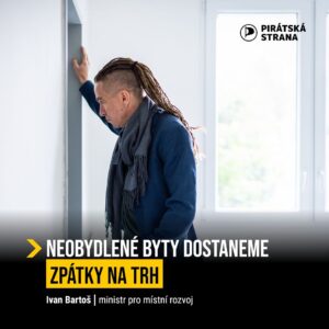 Ivan Bartoš Instagram - Nejtěžší je pro mě poslat matku s dítětem do dalšího azyláku, říkají mi často sociální pracovníci, když s nimi mluvím o jejich práci. Moc dobře totiž ví, že bez důstojného bydlení se životní situace jejich klientů jen těžko zlepší. Je to základ, od kterého se odvíjí všechno ostatní – práce, zdraví i prospěch dětí ve škole.
 
V Česku je řada neziskovek, která ohroženým rodinám pomáhá hledat a udržet si slušný byt. Snaží se i větší obce, ale specializované poradenství na bydlení nabízí jen asi každá desátá. Problémem jsou byty – samosprávy jich nemají tolik, kolik by potřebovaly.
 
Na MMR pracujeme na investicích, které obcím umožní stavět, a svým dílem přispěje i zákon o podpoře v bydlení. Dobrovolný systém garancí bude motivovat majitele hlavně neobývaných bytů, aby je nabídli k pronájmu. Ročně by se jich mohlo zapojit až 2 000. V průzkumu nám vyšlo, že více než polovina majitelů by o tom uvažovala, pokud by měli záruky za škody a nájem. Pronajímatelé získají jistotu a samosprávy zase osvědčený nástroj na řešení bytové nouze. Vydělá na tom i stát – obchodníci s chudobou přijdou o kšeft a klesnou výdaje na náhradní rodinnou péči.
#bydleniprozivot