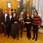 Ivan Bartoš Instagram - Dnes jsme se s @klara_kocman potkali s Milenou Králíčkovou, rektorkou Univerzity Karlovy, a jejími kolegyněmi a kolegy. Bavili jsme se o tom, jak jsme při jednání o konsolidačním balíčku uhájili nižší sazbu DPH na věci týkající se studentů, zabránili zdanění stipendií a uhájili studentské slevy na jízdné. A došlo i na budoucnost. Probrali jsme možnosti podpory studentského bydlení nebo téma zastoupení žen v ICT oborech - a co pro jeho zlepšení i v mezinárodní spolupráci může udělat stát. A teď už to opravdu podstatné - artefakt v mojí ruce. Nevíte někdo, co to je? 🤔