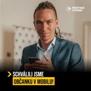 Ivan Bartoš Instagram - Schválili jsme eDoklady! Od poloviny ledna bude možné začít používat občanku v mobilu z dílny Digitální a informační agentura (DIA), která bude dobrovolnou alternativou k plastové kartičce. Pokud plastové doklady neradi nosíte, je občanka v mobilu přesně pro vás. Zákon o jejím používání dnes prošel třetím čtením a zamíří do Senátu.

A jak to bude fungovat? Stáhnete appku, aktivujete přes Portál občana a používáte! Při ztrátě telefonu je pak stejně snadný i proces deaktivace, nehrozí tedy stejná nebezpečí jako při ztrátě fyzického dokladu. Hlavní výhodou digitální varianty je větší kontrola nad sdílenými údaji. Pokud totiž budete prokazovat třeba svůj věk, zvolíte v aplikaci pouze tuto informaci. Nikdo už nemusí znát vaše bydliště nebo přesné datum narození, které jsou ve fyzickém dokladu vidět.

Úřady budou eDoklady přijímat postupně, hned v lednu začnou ústřední orgány státní správy. Později během příštího roku se přidají úřady práce nebo policie, v roce 2025 pak pošty.

Chcete vědět víc? Na téhle stránce najdete o eDokladech úplně všechno 👉 https://edoklady.gov.cz/