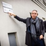 Ivan Bartoš Instagram - V Liberci dobře ví, že zdravé město se bez většího počtu vlastních bytů neobejde. Jinak zoufale chybí dostupné bydlení pro mladé rodiny i seniory, kteří mají problémy s rostoucími nájmy. Radnice proto pracuje na rozšíření a rekonstrukci svého bytového fondu. Za poslední roky prošlo kompletní přestavbou hned několik bytových domů. Na jeden z nich jsem se byl podívat v Proboštské ulici. Ministerstvo pro místní rozvoj ho podpořilo z evropských fondů 14 miliony korun. I díky nim vzniklo 10 sociálních bytů pro rodiny, samoživitele i jednotlivce. Společně s náměstkem primátora pro městské bydlení Janem Hruškou jsem se podíval do Centra bydlení Liberec, kde lidem nabízí rady nebo podporu na míru jejich problémům s hledáním i udržením si bytu a poskytují taky potravinovou pomoc. Týdně sem chodí desítky lidí, kterým se věnuje vedoucí Centra Martin Chochola a jeho tým. Podobná kontaktní místa se osvědčila už na mnoha místech v Česku – hlavně ve velkých městech. Díky našemu zákonu o podpoře v bydlení by jich brzy mohlo být po celé zemi zhruba dvě stovky. Stát na tom dlouhodobě vydělá – klesnou výdaje na náhradní rodinnou péči, boj s kriminalitou nebo léčbu závislostí. Je mnohem levnější problémům předcházet.