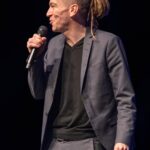 Ivan Bartoš Instagram - Fallout, Baldur’s gate, Planescape Torment, Tomb Raider, Machinarium. Dnes jsem měl šanci poznat neuvěřitně talentované lidi, kteří stáli za těmahle a dalšíma herníma peckama.🕹️ Zúčastnil jsem se totiž zahájení nejstarší středoevropské konference věnované vývoji her, herním technologiím, obchodu a marketingu Game Developers Session - GDS. Partnerem akce je i Digitální Česko 😎 Dělá mi velkou radost, že letošní ročník GDS je ještě rozsáhlejší než obvykle, otevřený pro střední i vysoké školy a širokou veřejnost. Do Prahy dorazily zmíněné světové špičky z oboru, jako je například tvůrce Tetrisu Alexej Pažitnov nebo třeba světoznámá herní spisovatelka Rhianna Pratchett či legendární Brian Fargo. I když v této době na hraní příliš nemám čas, zůstávám vášnivým fanouškem gamingu a obdivovatelem novych technologií v této oblasti. ✨
