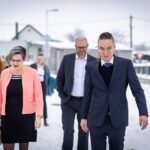 Ivan Bartoš Instagram - Domácí, nebo ústavní péče? Většina by asi zvolila tu první variantu. Bohužel ne všichni mají na výběr. Sociální péče v Česku často jede v dlouho vyjetých kolejích a ve velkých ústavech zbytečně končí i ti, kteří by nemuseli. Ale lepší se to – třeba na Vysočině ustupují od ústavních zařízení a proměňují je v domov. Navštívil jsem společně s @piratka.hanka dvě komunitní domácnosti Domova Kamélie v Měříně pro osoby se zdravotním postižením. Na první pohled byste je nerozeznali od běžné domácnosti – kuchyň, obývák, jídelna, ložnice, sociální zařízení, technická místnost i pěkná zahrádka a terasa s posezením. Liší se pouze tím, že je tu 24 hodin odborný personál, který klientům poskytuje potřebnou péči. Kromě těchto dvou domků tady funguje i denní stacionář. Klienti sem dochází nebo dojíždí a odtud se pak vracejí zpět domů. Učí se novým věcem a žijí vlastně úplně normální život – vyrábějí keramiku, cvičí, hrají na hudební nástroje, vyrážejí na výlety, navštěvují kulturní akce. Mají tady i speciální relaxační místnost. Tato komunitní zařízení vznikla i díky podpoře @ministerstvopromistnirozvoj. Z evropských fondů jsme na to poskytli téměř 44 milionů korun. Díky paní ředitelce Domova Kamélie Silvii Tomšíkové a panu radnímu pro sociální věci KÚ Vysočina Janu Tourkovi za jejich práci a úsilí. A teď už vyrážím směr Bučovice na výjezdní zasedání vlády. Budeme jednat třeba o mém návrhu na vznik Výboru pro regionální politiku, který tu citelně chybí už od revoluce.