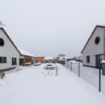 Ivan Bartoš Instagram - Domácí, nebo ústavní péče? Většina by asi zvolila tu první variantu. Bohužel ne všichni mají na výběr. Sociální péče v Česku často jede v dlouho vyjetých kolejích a ve velkých ústavech zbytečně končí i ti, kteří by nemuseli. Ale lepší se to – třeba na Vysočině ustupují od ústavních zařízení a proměňují je v domov. Navštívil jsem společně s @piratka.hanka dvě komunitní domácnosti Domova Kamélie v Měříně pro osoby se zdravotním postižením. Na první pohled byste je nerozeznali od běžné domácnosti – kuchyň, obývák, jídelna, ložnice, sociální zařízení, technická místnost i pěkná zahrádka a terasa s posezením. Liší se pouze tím, že je tu 24 hodin odborný personál, který klientům poskytuje potřebnou péči. Kromě těchto dvou domků tady funguje i denní stacionář. Klienti sem dochází nebo dojíždí a odtud se pak vracejí zpět domů. Učí se novým věcem a žijí vlastně úplně normální život – vyrábějí keramiku, cvičí, hrají na hudební nástroje, vyrážejí na výlety, navštěvují kulturní akce. Mají tady i speciální relaxační místnost. Tato komunitní zařízení vznikla i díky podpoře @ministerstvopromistnirozvoj. Z evropských fondů jsme na to poskytli téměř 44 milionů korun. Díky paní ředitelce Domova Kamélie Silvii Tomšíkové a panu radnímu pro sociální věci KÚ Vysočina Janu Tourkovi za jejich práci a úsilí. A teď už vyrážím směr Bučovice na výjezdní zasedání vlády. Budeme jednat třeba o mém návrhu na vznik Výboru pro regionální politiku, který tu citelně chybí už od revoluce.