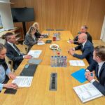 Ivan Bartoš Instagram - Druhý den v Bruselu navazuji jednáním s ministry unijní sedmadvacítky, tentokrát na formální schůzi Rady pro telekomunikace. S ministry jsme dali zelenou aktu o gigabitové infrastruktuře, který zlevní a zrychlí výstavbu vysokorychlostních internetových sítí a přispěje k pokrytí EU rychlým a kvalitním internetem. Dostupnost rychlého připojení je jednou ze zásadních podmínek pro spolehlivé využívání digitálních služeb, a patří proto mezi hlavní strategické cílu Unie do roku 2030. Díky dnešnímu posunu může být nyní návrh projednán s europoslanci. Dále jsme mluvili o aktuálně projednávaných legislativních návrzích. Jedním z klíčových je právě dojednávaný akt o umělé inteligenci. Obecně si myslím, že máme v řadě oblastí v EU dobře našlápnuto, musíme se ale soustředit na správnou implementaci všech unijních pravidel u nás doma. Asi víte, že v červnu 2024 nás čekají evropské volby. Vzejde z nich nové složení Evropského parlamentu, a poté i nová Evropská komise. Proto jsem už dnes s mými partnery z EU, včetně francouzského ministra Jeana-Noela Barrota, německého ministra Volkera Wissinga nebo belgické místopředsedkyně vlády Petry de Sutter mluvil o tom, jaké priority v oblasti digitalizace bychom měli s budoucí novou Komisí nastavit.