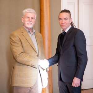 Ivan Bartoš Instagram - Ano, i v dnešním počasí nám slunce zasvítilo na podání ruky s @prezident_pavel .

Na Nový rok pan prezident upozornil na problémy, kterým čelí mladí lidé. I proto jsem mu dnes představil zákon o podpoře v bydlení. Mluvili jsme i o pokrocích v digitalizaci nebo výsledcích v boji s dezinformacemi. 

Díky za setkání! Je super mít prezidenta, který chápe současný svět a se kterým se můžete bavit o tom, jak problémy řešit.