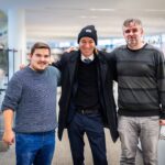 Ivan Bartoš Instagram - Včera jsme ve Zlínském kraji měli jednu speciální zastávku. I přes nabitý program jsem musel navštívit knihovnu Univerzity Tomáše Bati ve Zlíně. Nojo. Někteří asi víte, že jsem vystudovaný knihovník, a prostě si nemůžu pomoct. 🙈 Navíc ředitel knihovny, Ondřej Fabián, je můj dlouholetý kámoš, který nás tam bohužel jen bleskově (víc času holt není) provedl a ukázal nové technické vybavení. Třeba nové počítače, které jsou úspornější, výkonnější a zpříjemňují studentům práci. Projekt na modernizaci vybavení realizuje v rámci Integrovaného regionálního operačního programu, který spadá pod @ministerstvopromistnirozvoj. Na Karlovce (@unikarlova) nám vždycky říkali, že když úspěšně dokončíme program Informační studia a knihovnictví, tak z nás budou ředitelé knihoven. Ondřej Fabián je toho důkazem –⁠ na rozdíl ode mě. 😉👍❤️📖 PS Díky za čepici 😎