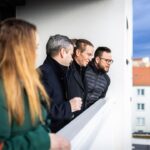 Ivan Bartoš Instagram - K dobrému startu do života patří kvalitní bydlení – v Kroměříži na to nezapomínají. Přestavěli tady budovu bývalé vojenské správy v Havlíčkově ulici na bytový dům s 25 startovacími byty, o které můžou žádat lidi od 18 do 35 let. Po škole, na startu pracovní kariéry si nemůžou dovolit komerční nájmy nebo hypotéku, proto potřebují pomocnou ruku. 🤝 Společně s náměstkyní hejtmana Zlínského kraje @hana.ancincova, starostou Kroměříže panem Tomášem Opatrným a zastupitelem @vratislav_kmz jsem se na ně byl podívat. Na projekt přispělo z evropských fondů i MMR. 🇪🇺 Na mladé v celém Česku nezapomínáme ani v naší reformě Bydlení pro život. Obcím nabízíme finance i know-how na rekonstrukce a výstavbu bytů. V příštích několika letech plánujeme do dostupného bydlení dostat až 20 miliard. Bytovou nouzi dětí zase může zmírnit návrh zákona o podpoře v bydlení, který jsme předložili vládě. Bydlení je základ. #bydleniprozivot